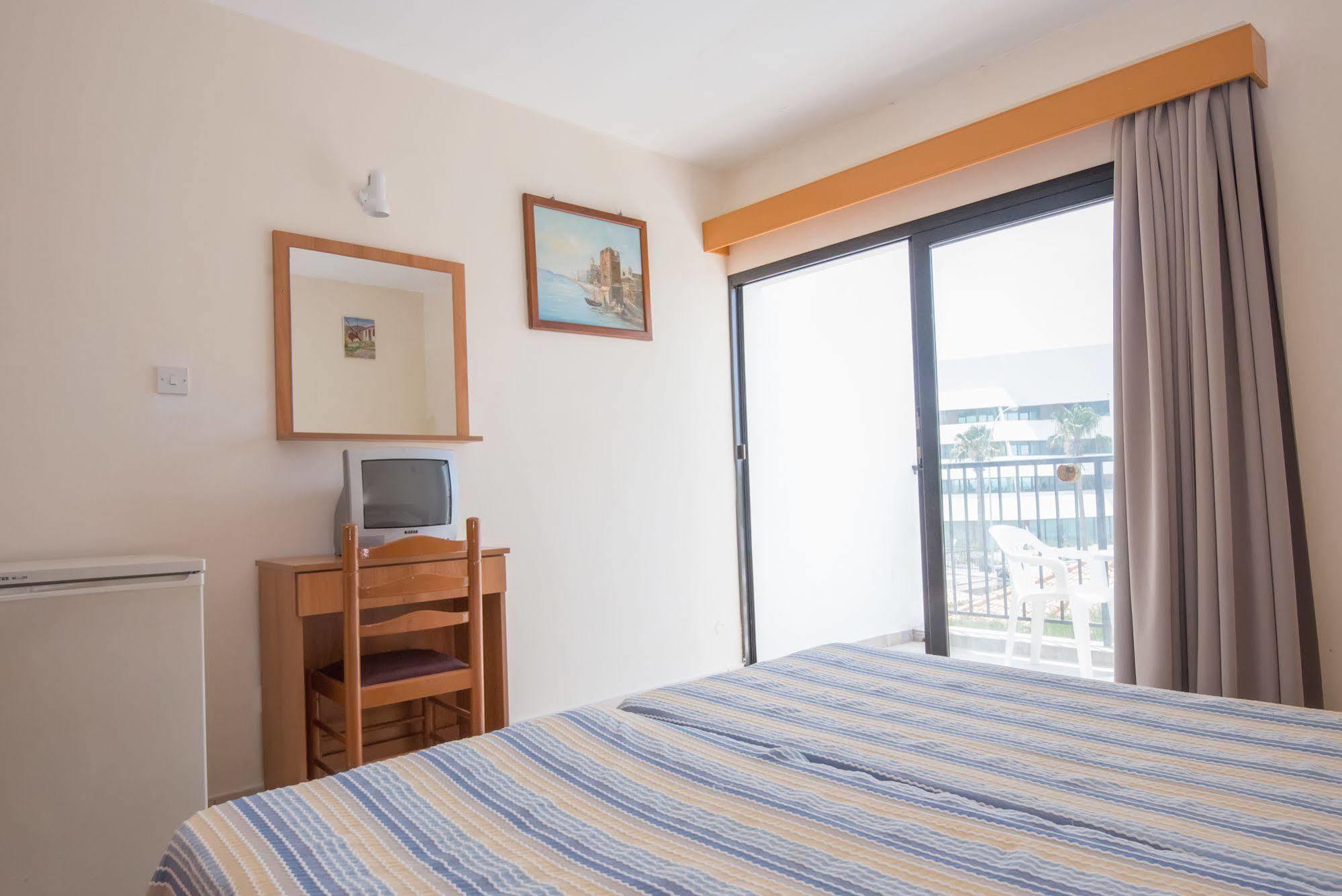 Kkaras Hotel 3 Star アヤナパ エクステリア 写真